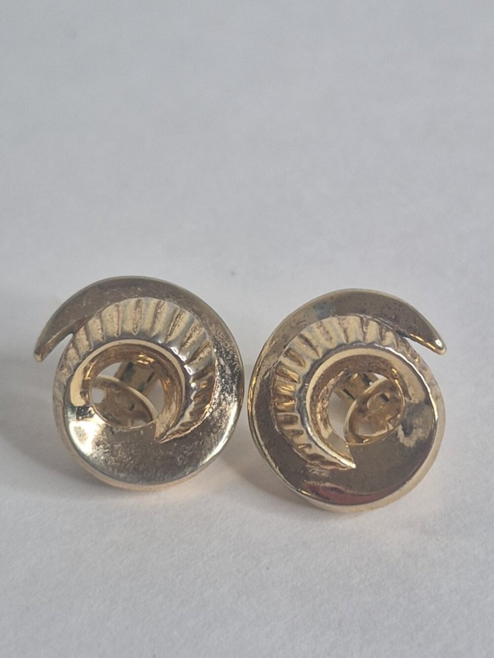 Vintage Signed Crown TRIFARI Gold Tone Swirl Clip On Earrings